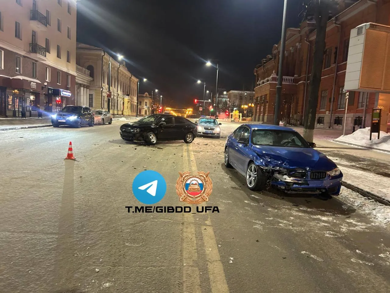 В Уфе водитель Лады столкнулся с BMW при развороте